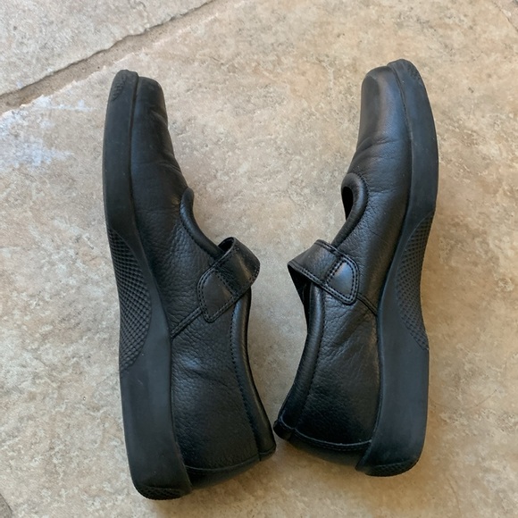 Easy Spirit Black Leather Shoes - Picture 3 of 5